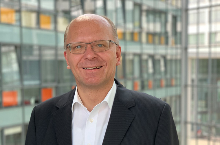 Stefan Schumacher im Atrium am neuen Unternehmenssitz